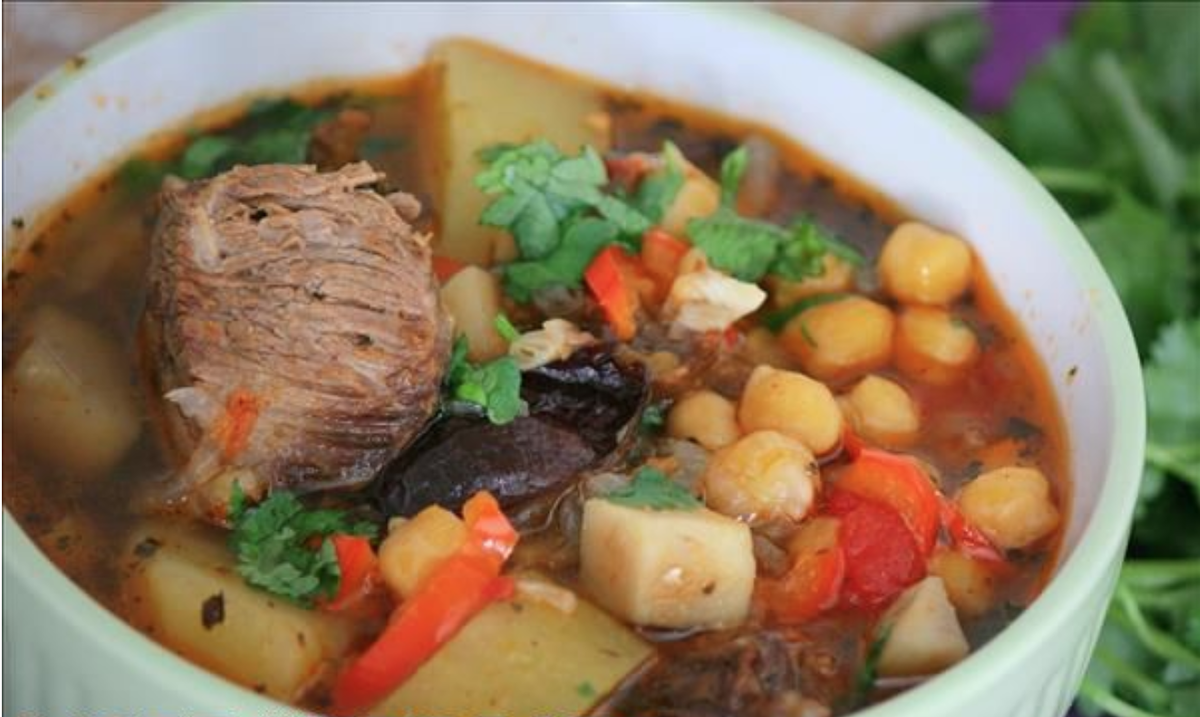 тазобедренная часть баранины — 0,8 кг.
горох нут — 0,2 кг.
жир курдючный — 45 гр.
лук — 0,5 кг.
томаты — 240 гр.
картофель — 0,3 кг.
кориандр молотый — 1 гр.
морковь — 0,2 кг.
перец сладкий — 260 гр.
зира — 1 гр.
зелень — по факту
масло растительное — 140 мл.
При правильном подходе шурпа из баранины варится не так уж сложно. Рецепт приготовления довольно понятен. Итак, приступим.

1. Переберите турецкий горох, промойте и замочите в тёплой водичке. Процедуру лучше проводить за сутки до приготовления блюда. За отведённое время нут увеличится в несколько раз. Поэтому воду нужно вливать в большом количестве (около 1 л.).

2. Промойте и порубите мясо на 8 порционных кусочков. Они получатся довольно крупными. Очистите лук и нашинкуйте полукольцами. Болгарский перец нарежьте тонкими брусками, а морковь порубите небольшими кубиками.

3. Надрежьте томаты и обдайте кипятком. Такая процедура без труда поможет избавиться от оболочки. Порубите томаты на кубики. Влейте масло в казан и прогрейте. Должен появиться сизоватый дым. Отправьте мясо обжариваться до золотистости.

4. Примешайте к баранине лук. Пассируйте его до прозрачности. Мощность огня должна быть на максимуме. Так как готовить шурпу нужно по классической схеме из баранины, когда лук подрумянится, кидайте морковку. Обжаривайте продукты ещё 5 минут.

5. Спустя отведённое время добавьте к основной массе сладкий перец с помидорами. Обжаривайте их порядка 3 минут. Выставите мощность конфорки на середину. Тушите блюдо 10—12 минут. Параллельно промойте нут в дуршлаге.

6. Влейте в кастрюлю с основными компонентами 2 л. воды и всыпьте горох. Туда же порубите курдючный жир (его можно не добавлять). Ждите закипания. Теперь убавьте конфорку на минимум. Приоткройте крышку и томите продукты. Бульон не должен кипеть.

7. Варите блюдо около 1,5 часов. Горох должен полностью размягчиться. Небольшое бурление допустимо. Параллельно очистите и нарежьте картофель кубиками.

8. Добавьте в шурпу любимые специи. Томите продукты до приготовления картофеля. За 5 минут до окончания добавьте 2 лавровых листа.

9. Выключите плиту, ждите настаивания. Украсьте зеленью. Рецепт шурпы получился довольно интересным. Блюдо из баранины в домашних условиях придётся по душе вашим близким.