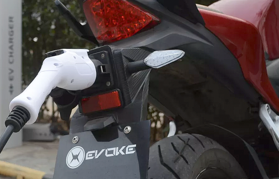 Китайский производитель электрических мотоциклов Evoke Electric Motorcycles тестирует принципиально новые аккумуляторные батареи, которые заряжаются от бытовой электросети до 80% ёмкости всего за 15-2
