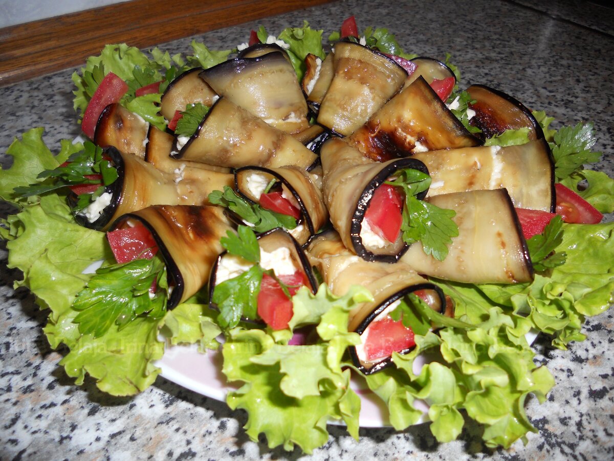 Язычки из баклажанов с чесноком и помидорами