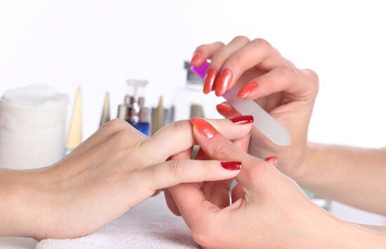 Фото: соцсети, мастер делает маникюр