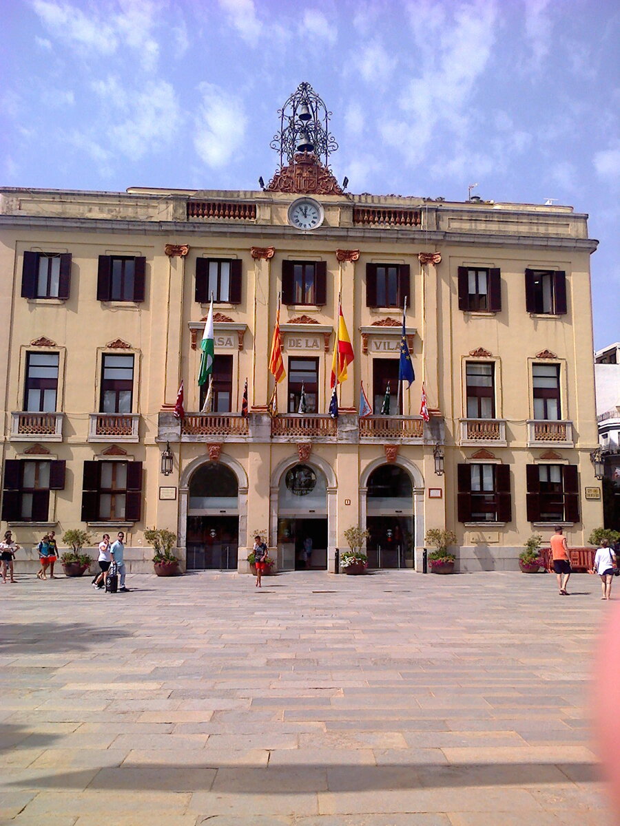 Какое-то важное здание в Ллорет. Если пойти налево, будет море)