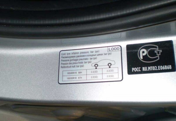 2
Что касается единиц измерения, то здесь есть несколько типов обозначений:
=БАР — наиболее популярный вариант отражения давления (техническая атмосфера). Как правило, именно в барах измеряют давление современные манометры на СТО. Недостаток лишь в том, что данная система измерения популярна не во всех государствах;
=PSI — еще один стандарт, который пользуется популярностью в большей части зарубежных стран. Данный параметр показывает отношение фунтов на квадратный дюйм. Чтобы перевести давление в более привычные атмосферы (бары), необходимо поделить показатель на 14.5 (в более точном коэффициенте нет нужды, ведь разница, как правило, свидетельствует о погрешности самого прибора).
К основным факторам, которые влияют на параметр давления в шинах автомобиля, можно отнести: