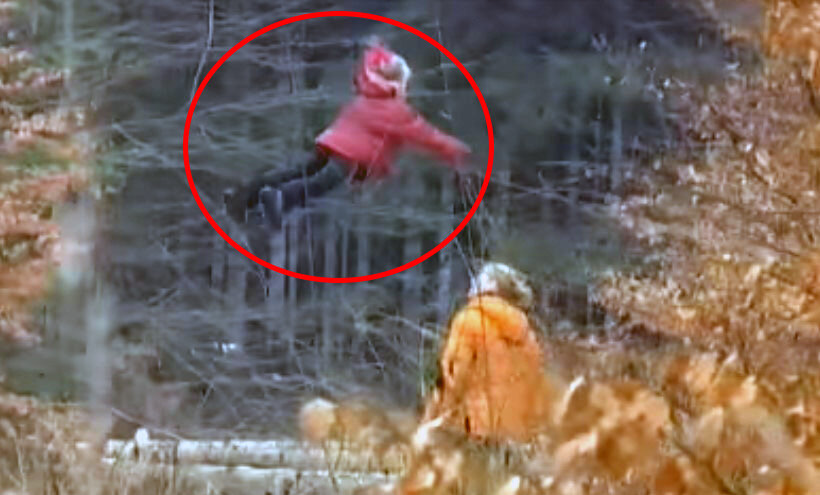 Летающая девочка в лесу