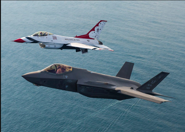 Американский самолет 5 поколения F- 35 Lightning II и его "младший брат" F-16. 