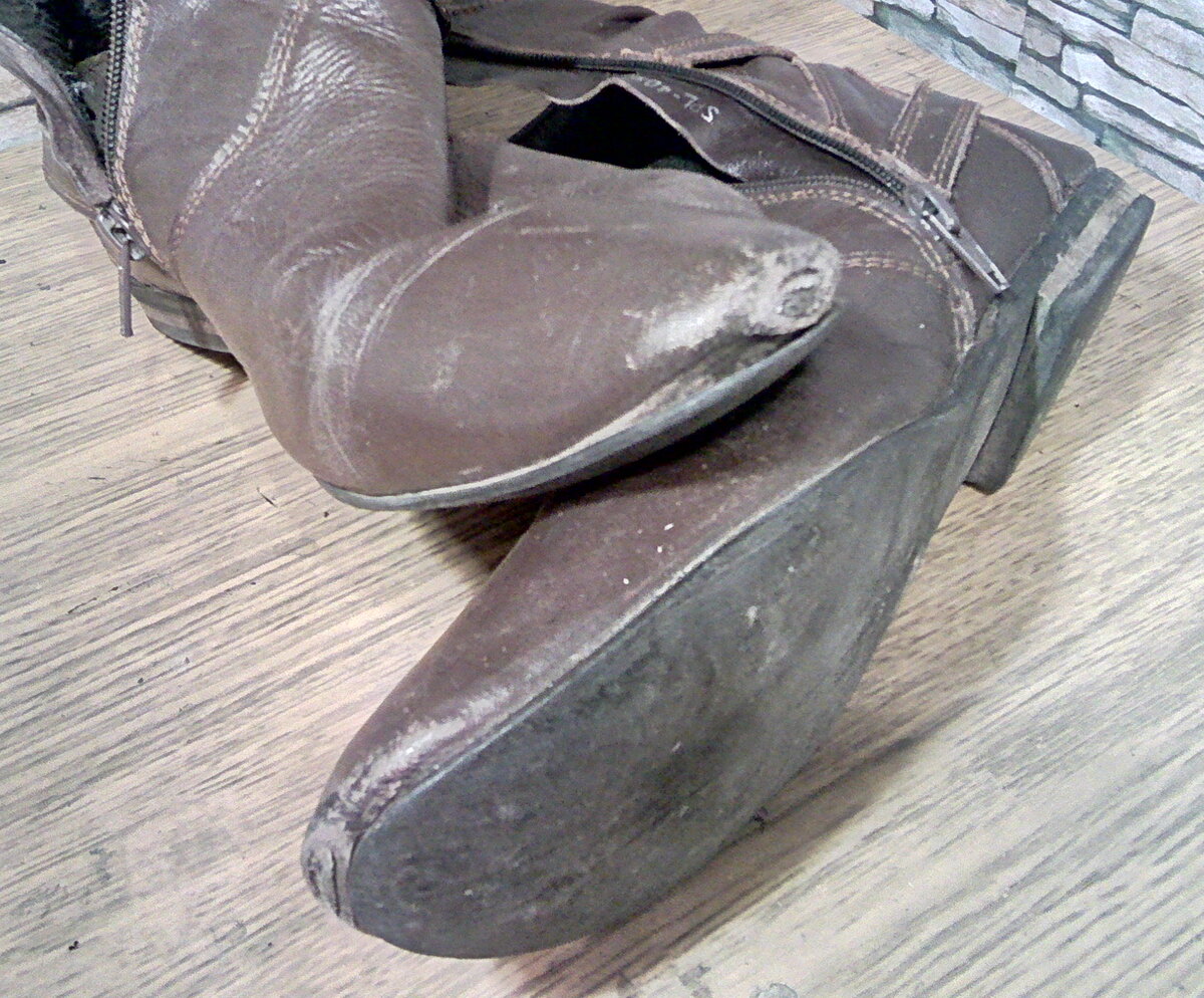 Носки протерлись до дыр, на одном отклеилась подошва.