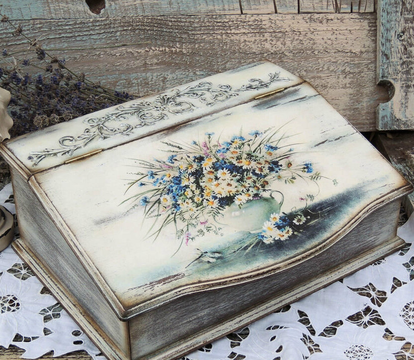 Декупаж-это интересная идея, для того чтобы  вдохнуть в  мебель новую жизнь.