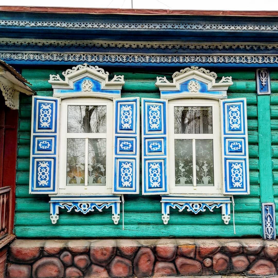 Город наличников. Окна с наличниками в городе. Дом с татарскими наличниками. Плес красивые дома. Современные наличники на окна.