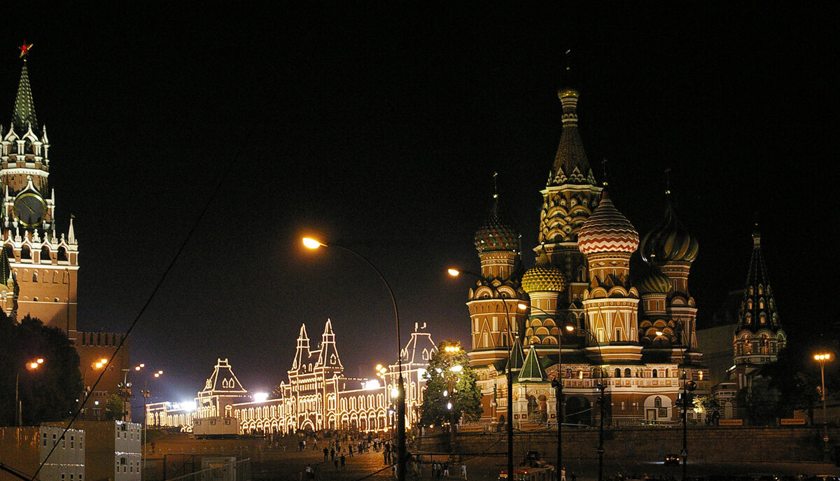 Ночная Москва. Как мы можем видеть звезды не отобразились на фото из-за настроек фотоаппарата. Источник: wikipedia.org