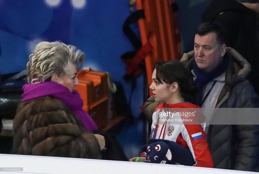 Фото с тренировки: Тарасова после проката сначала аплодировала, а потом что-то долго объясняла Жене и Брайану. 