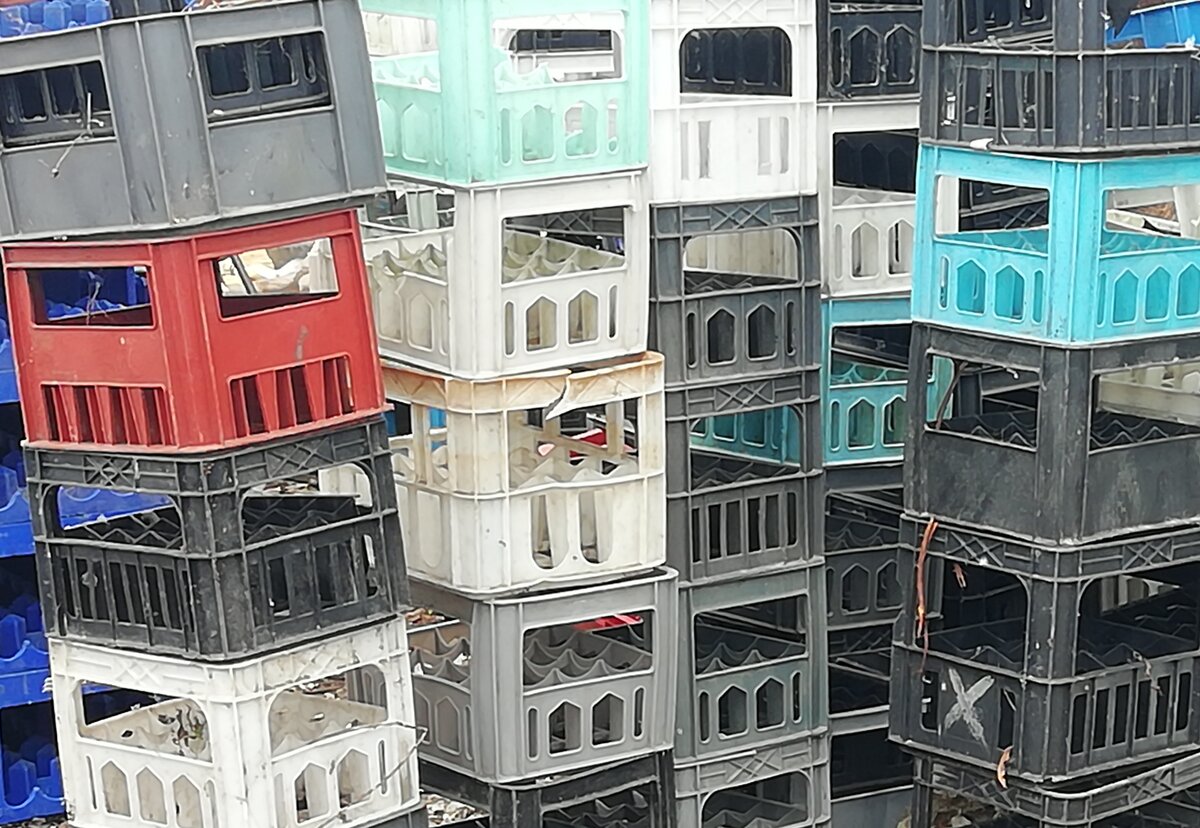 Купил в сельском магазине пластиковые ящики. 