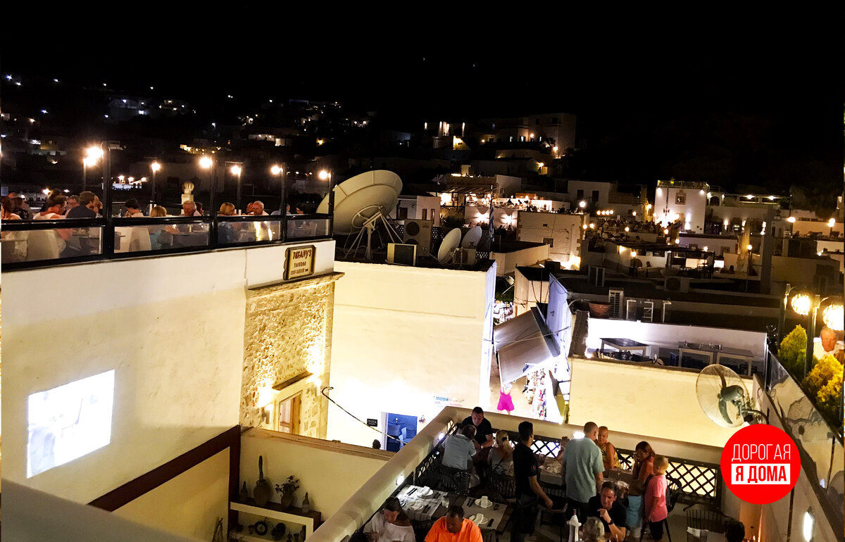 Приятный вечер в ресторане под открытым небом