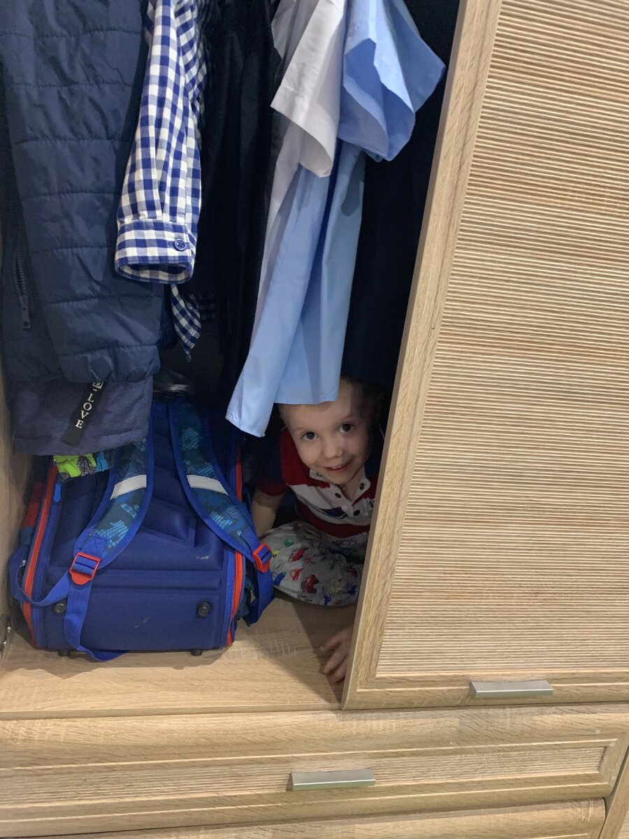 Рис: Младшенький, в вещах старшего. Источник:Личное фото автора.