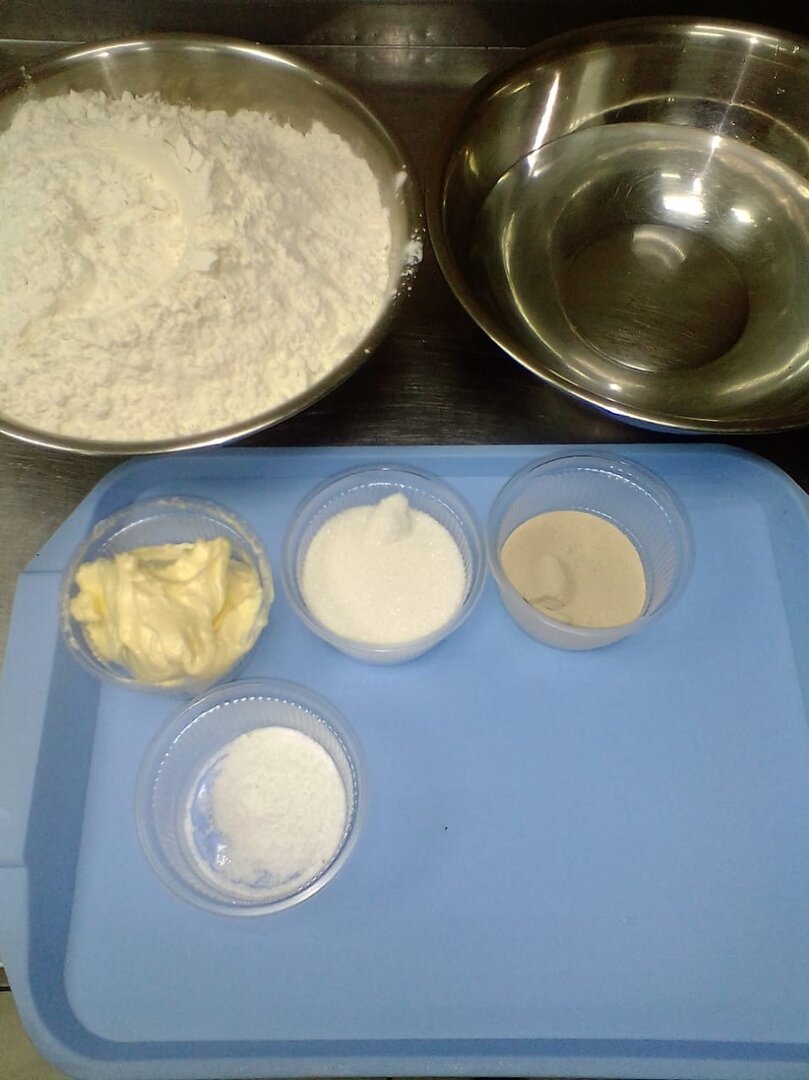 640 грамм муки, 
100 грамм сахара, 
80 грамм маргарина,
6 грамм соли, 
9 грамм дрожжей, 
300 грамм холодной воды.
Для растегайчиков можно использовать любой конфитюр (начинка) будь то варенье или повидло !
Для рулетов понадобиться мак.