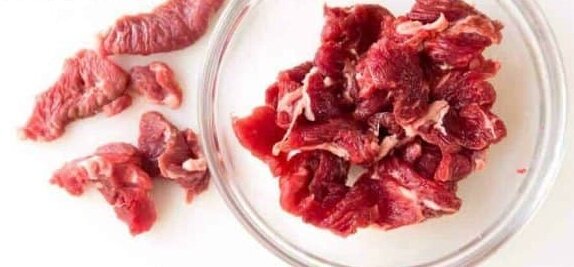 Слева - обычная говядина, справа - обработанная содой (имеет насыщенный красный цвет)