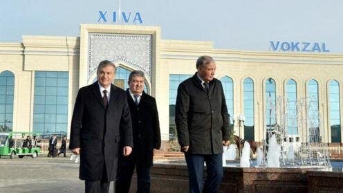  Шавкат Мирзиёев с Ачилбаем Раматовым (в центре) на вокзале в Хиве. Фото пресс-службы президента Узбекистана