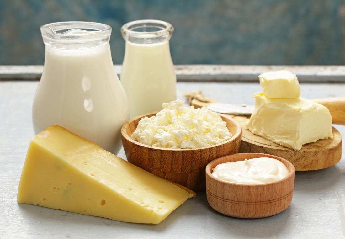 Лучше выбирать молочные продукты от 2% до 5% жирности, а сметану и масло - более жирными.