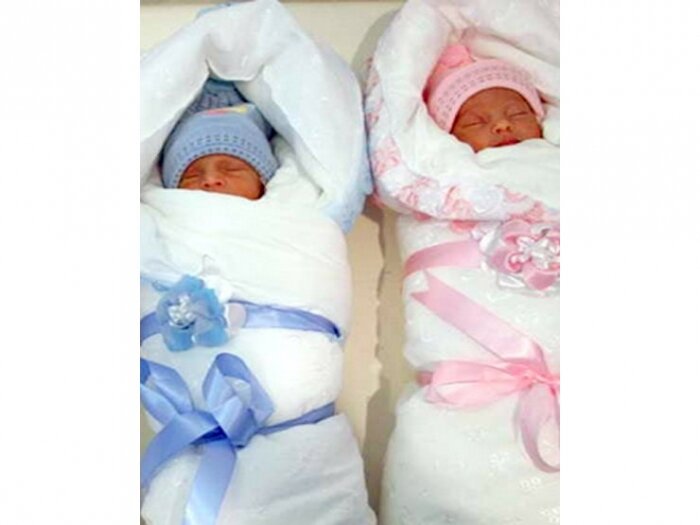 двойня новорожденные в роддоме. выписка из роддома фотосессия летом. выписка близнецов с роддома. выписка из роддома фотосессия. выписка новорожденного из роддома.