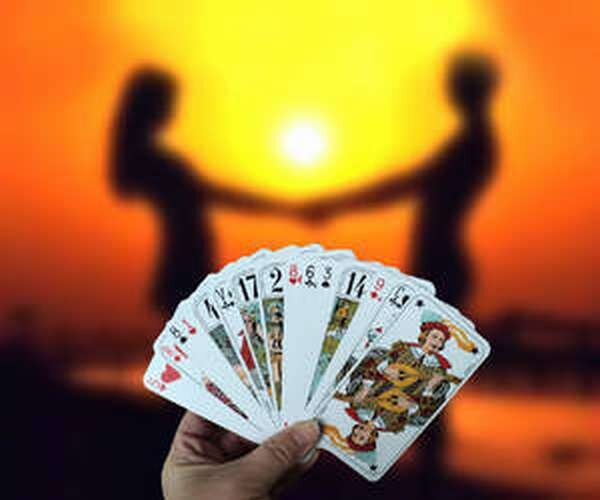 Сказать о том, насколько верен суженный и способен ли он предать, может как опытный маг, так и новичок в этом деле. Для этого нужно знасть лишь дату рождения человека. Главным условием является понимание того, что гадающий желает вынести из обряда, для чего он его совершает.