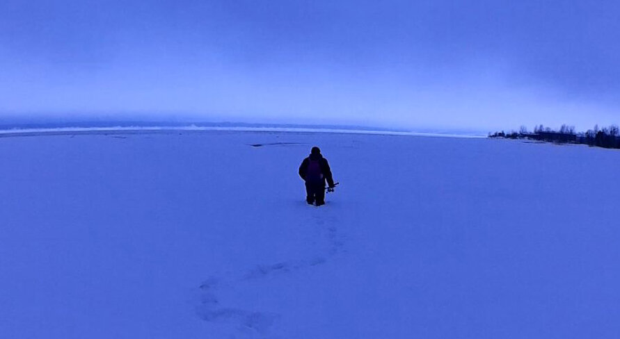 открытая вода вдалеке виднеется, до неё еще дойти нужно.