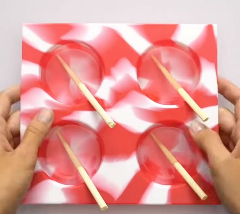 Берем любую форму, заливаем водой, кладем туда палочки и отправляем в морозильник.