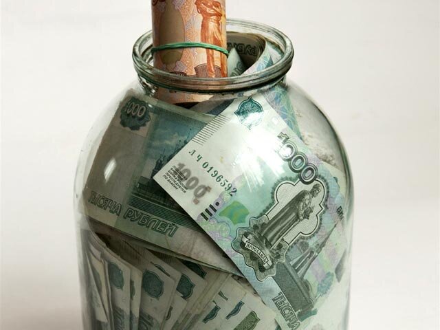 По данным ЦБ РФ инфляция на март 2019 составляет 5,3%. Это означает, что стоимость денег, которые лежат без дела, через год снизится на 5,3%