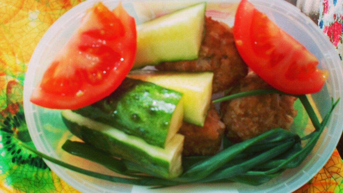 Котлеты, огурец, помидор.