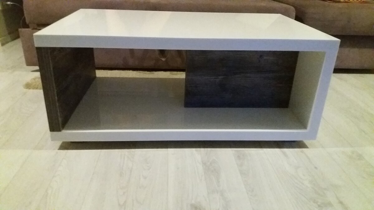 Журнальный столик из акрилового камня с вставками  из ДСП