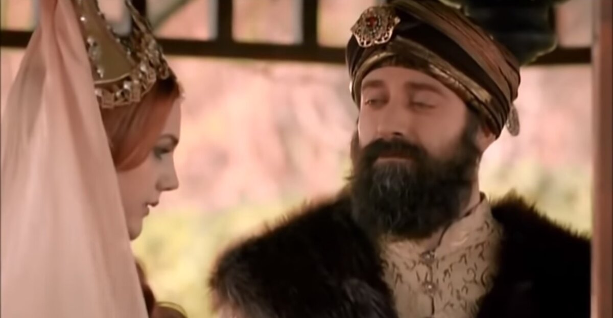 Никах Хюррем и Сулеймана можно увидеть в 43 серии сериала "Великолепный век"