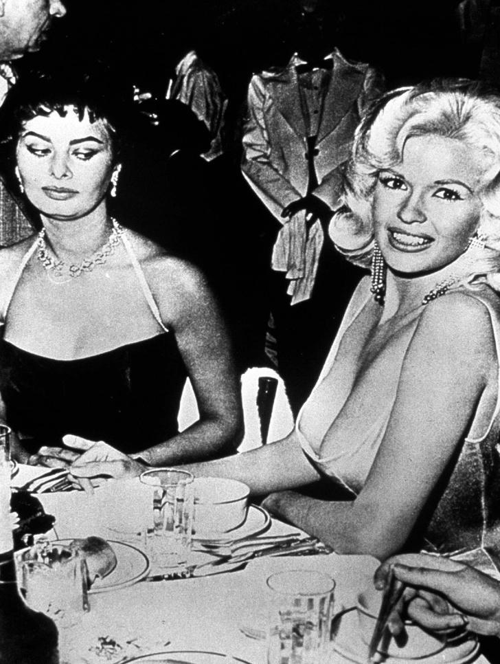 «Женщина должна быть розовой и привлекательной для мужчины». 
Джейн Мэнсфилд