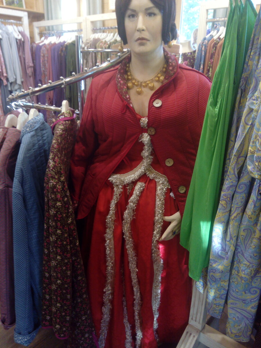 Не пугайтесь, это манекен)