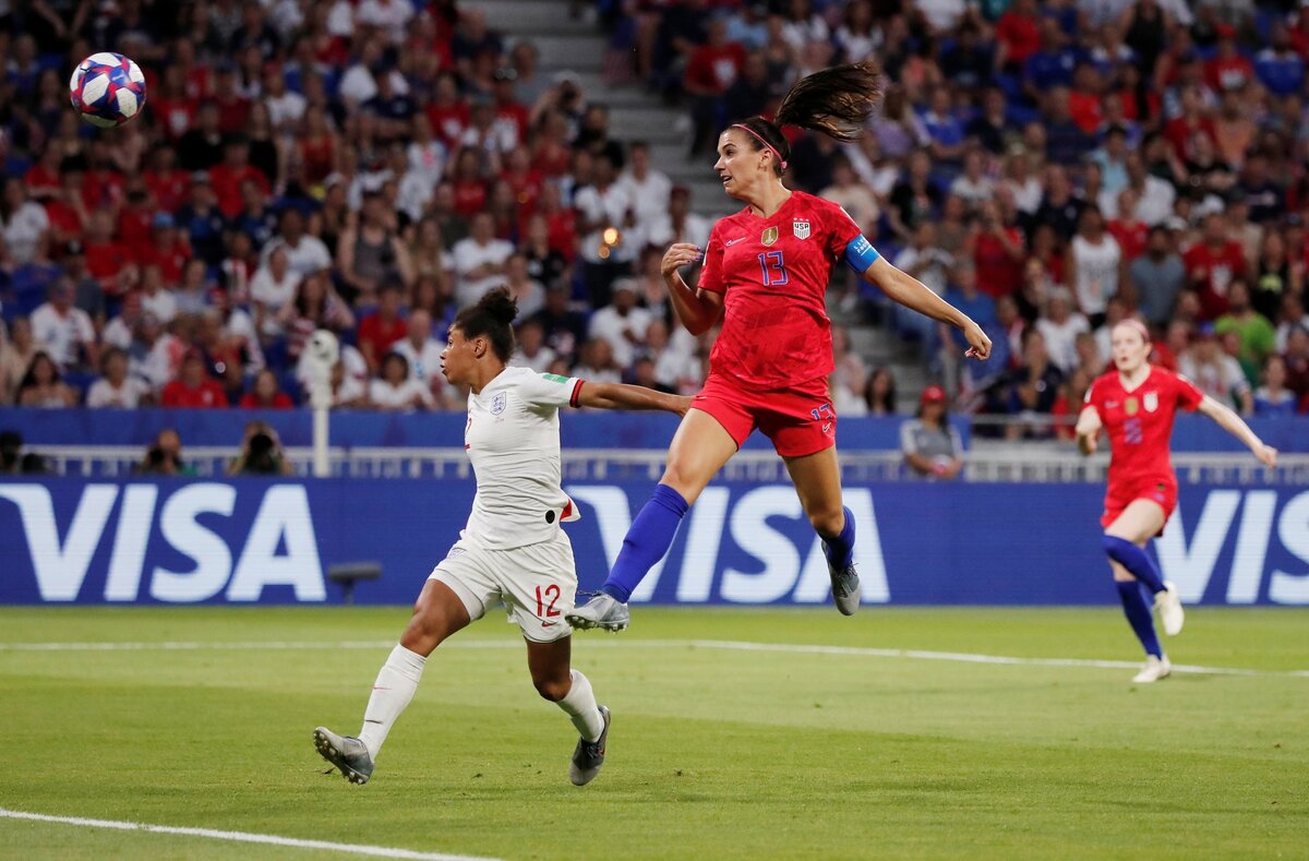 Алекс Морган из США, играя в свой 30-й день рождения, забил второй гол своей команды.