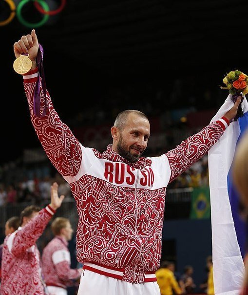 Сергей Тетюхин с золотой медалью на Олимпийских играх в Лондоне. Фото из фан-группы спортсмена ВКонтакте.