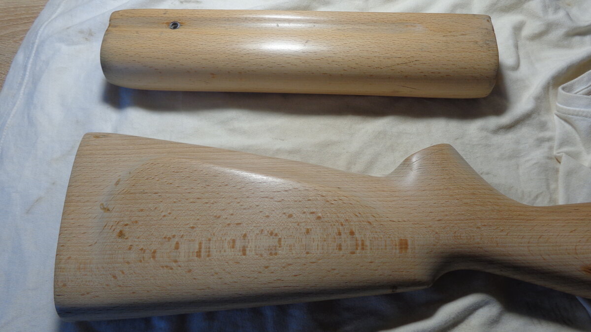 Приклад и цевье ружья после обработки и полировки механическим способом. Дерево выглажено до блеска.