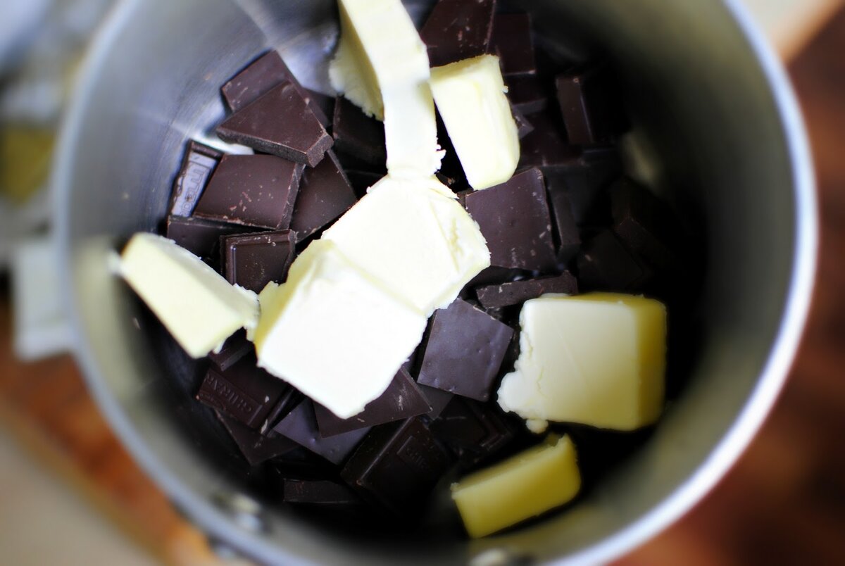 Растопить сливочное масло добавить. Шоколадное масло. Шоколад растопленный с маслом сливочным. Шоколад и сливочное масло. Растопленный шоколад с маслом.