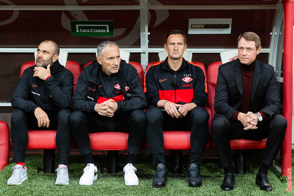спартак скамейка запасных 2022. тренерский штаб на скамейке. тренерский штаб. слуцкий и семак. тренерский штаб футболу сборной россии.