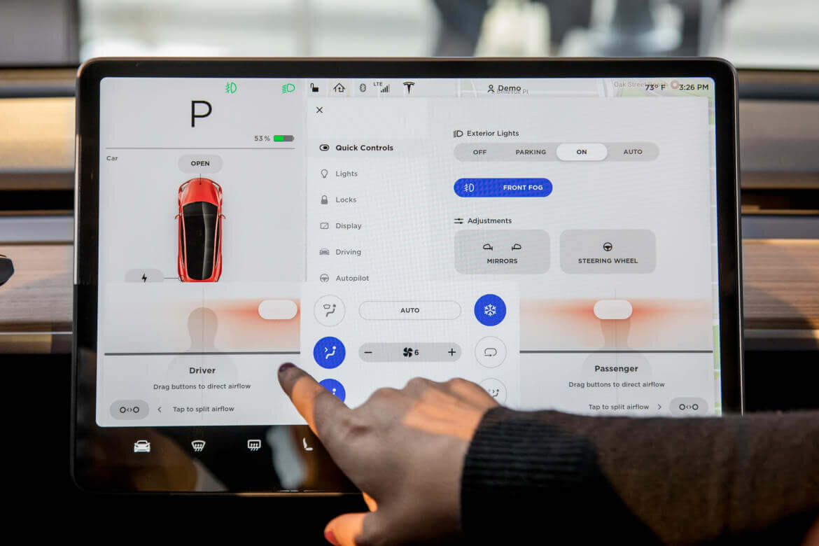Внутри Tesla — вполне приличный дисплей для сериалов и игр
