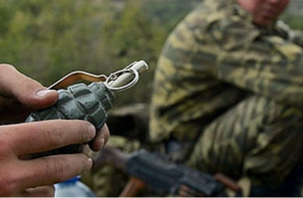 Граната Ф1 в руках солдата