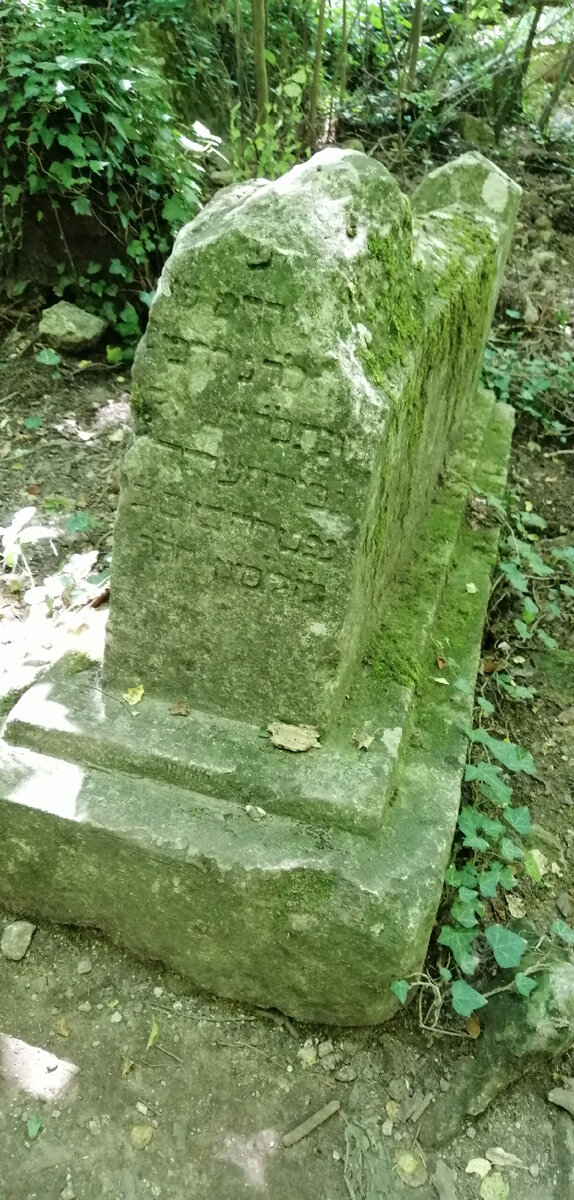 Одно из множества надгробий, которые встречаются при подъёме на гору, так же при спуске с нее. 