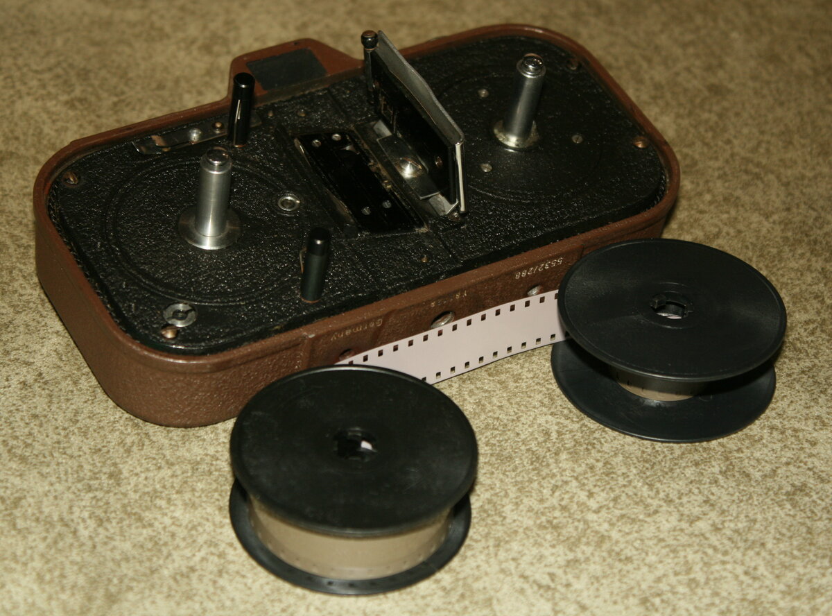 Открытая прижимная планка и плёнка на катушках.