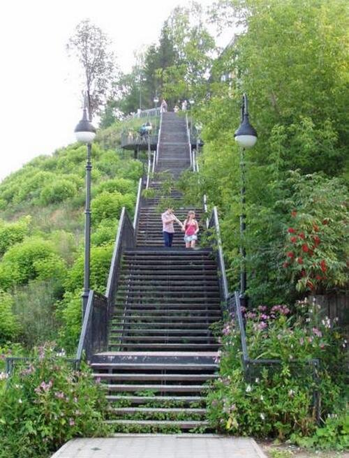 Вот она, наша вятская лестница, по которой я гоняю как чёрт.