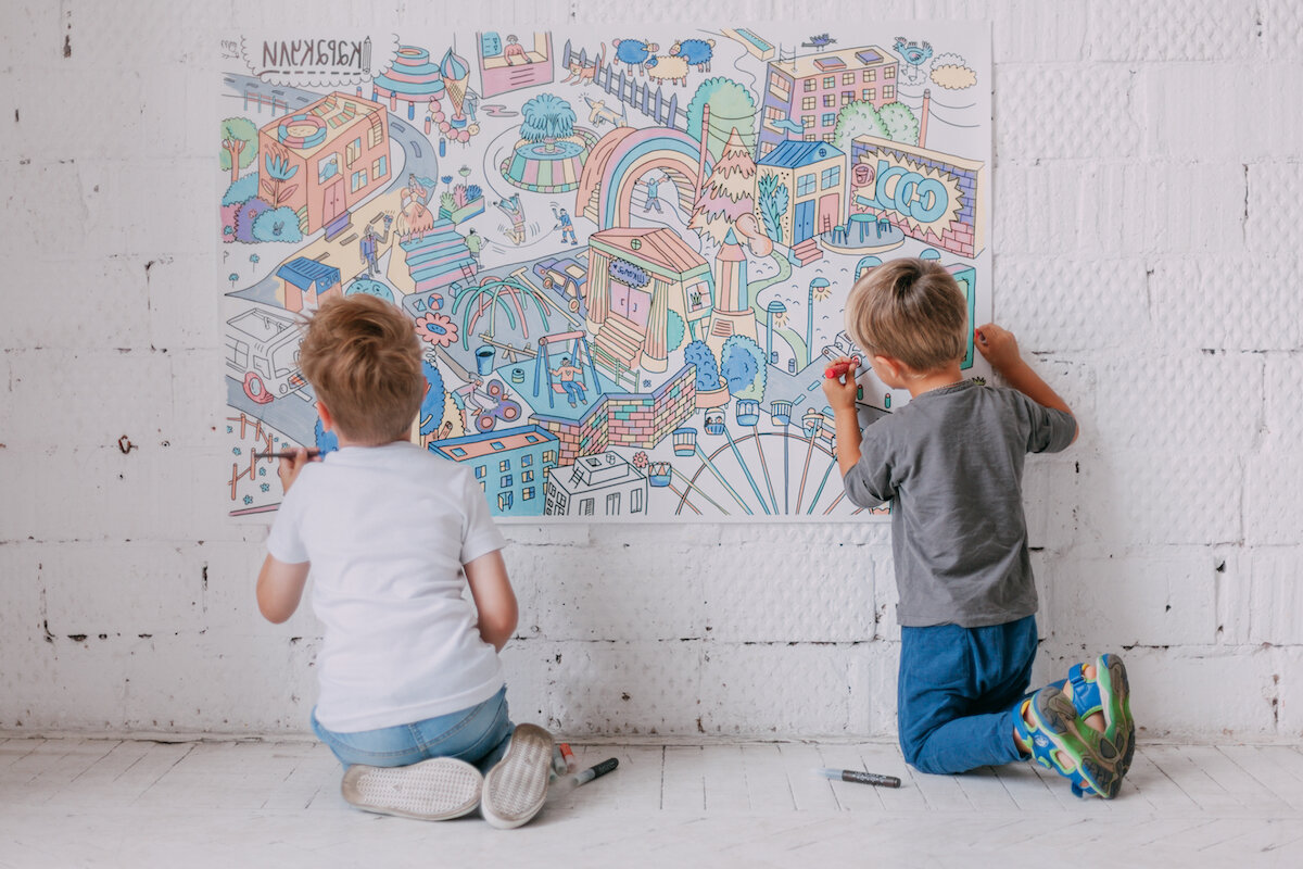 Мальчик разрисовал. Ребенок разрисовал стены. Стена для рисования. Ребенок раскрашивает. Ребенок рисует на стене.