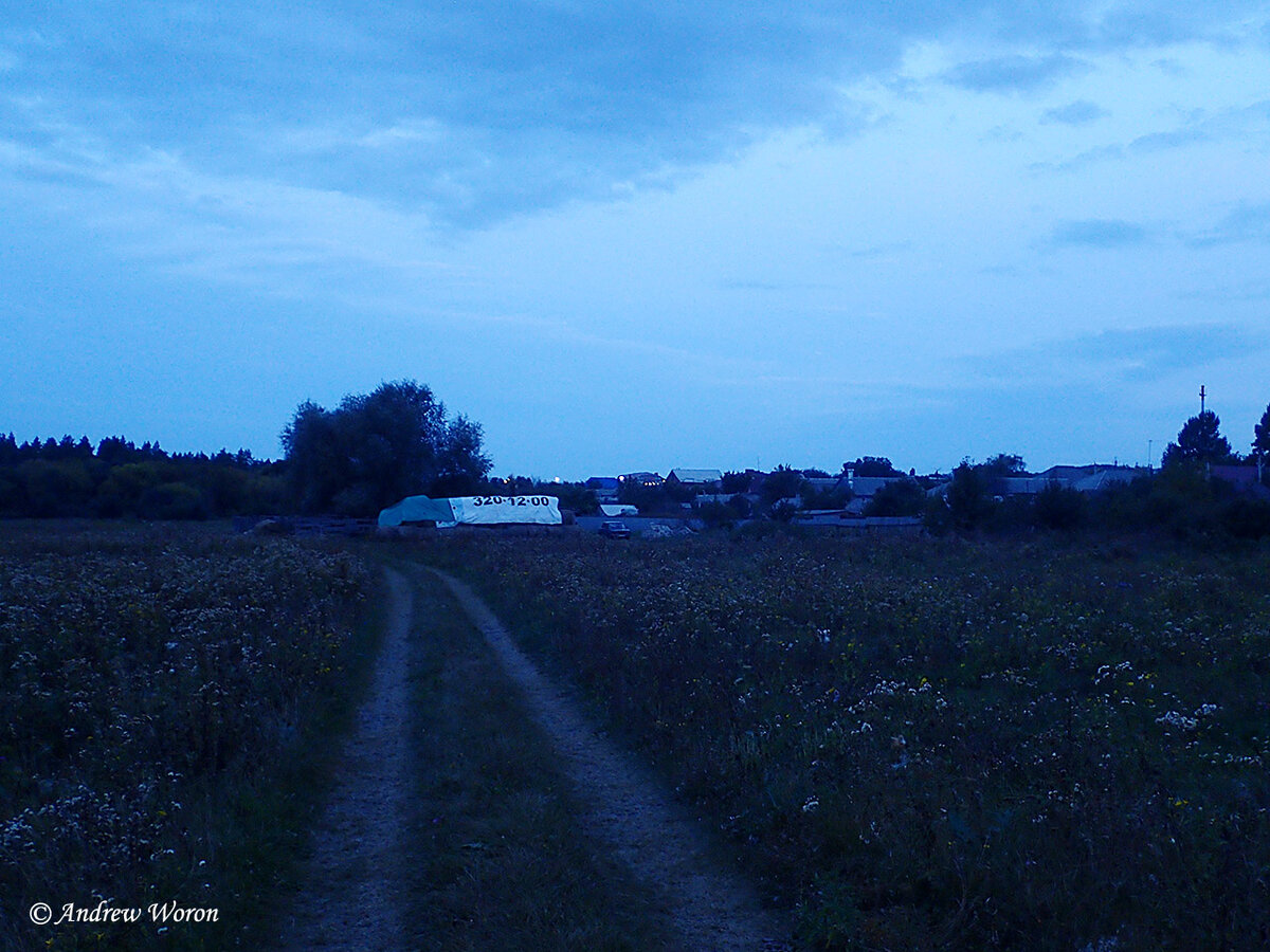 Тропинка вдоль городских кварталов