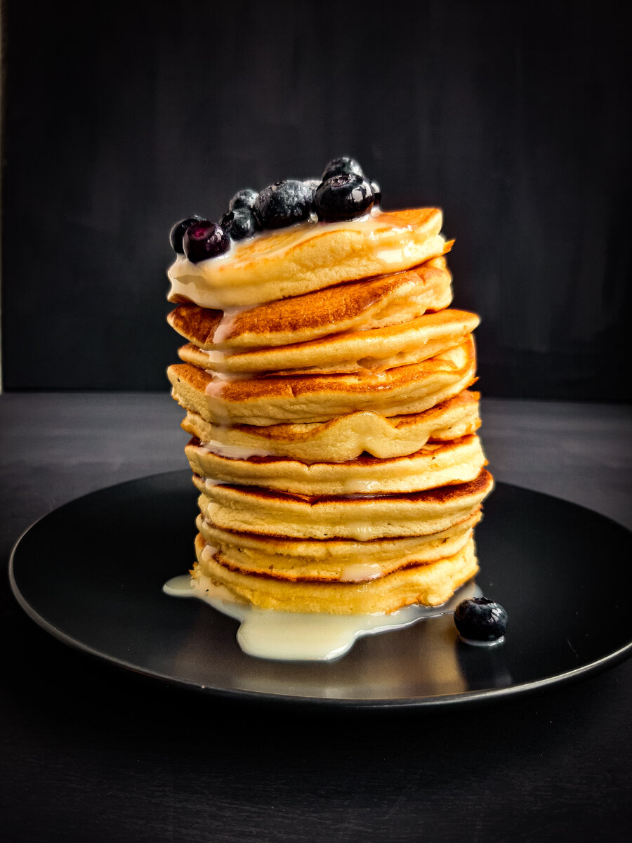 Подавайте со сгущенкой, сметаной, медом или джемом)