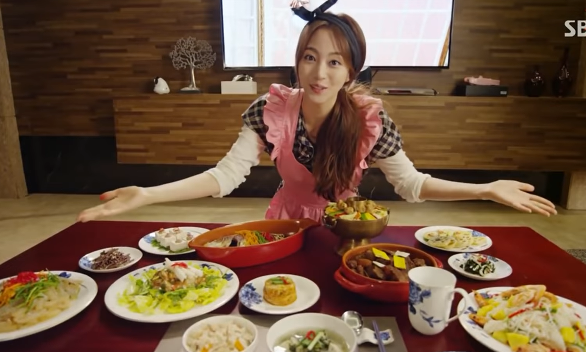 Это не праздничный стол. Примерно так выглядит стандартная корейская "поляна". Стоп-кадр из дорамы "Рождение красавицы".