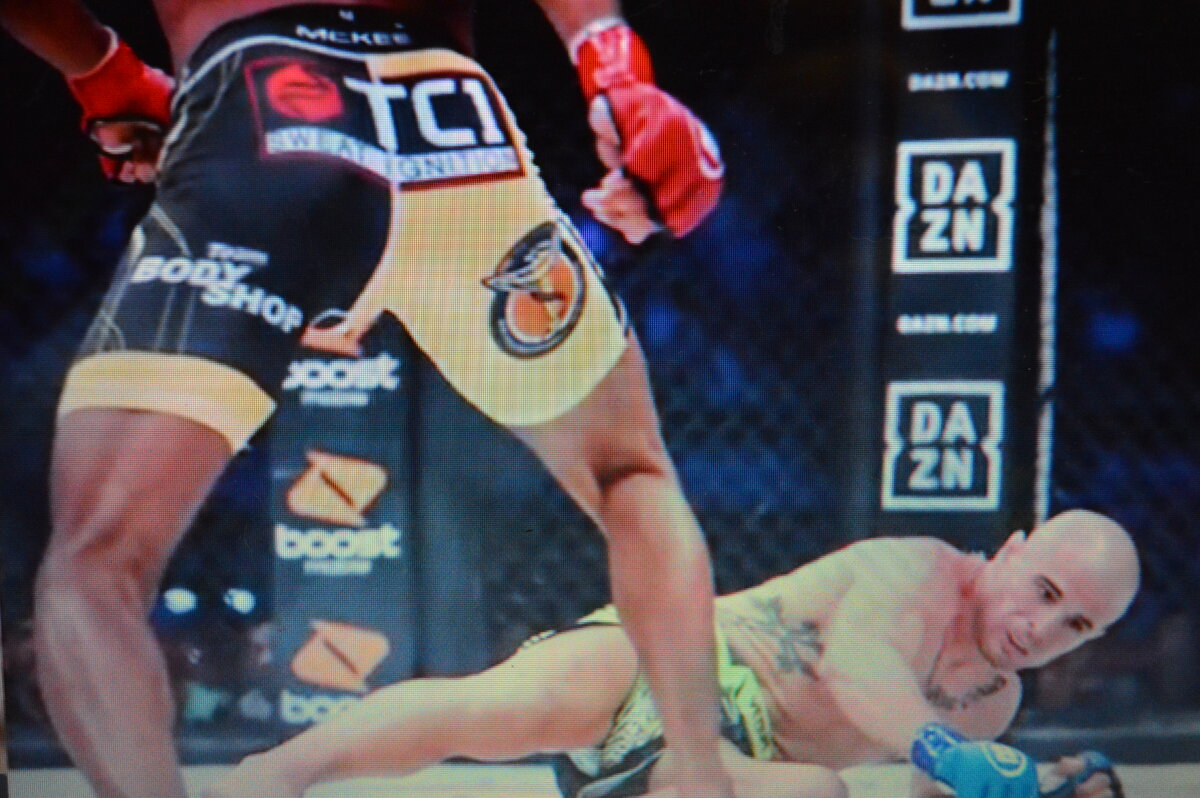 Обратите внимание на потерянный взгляд бойца.