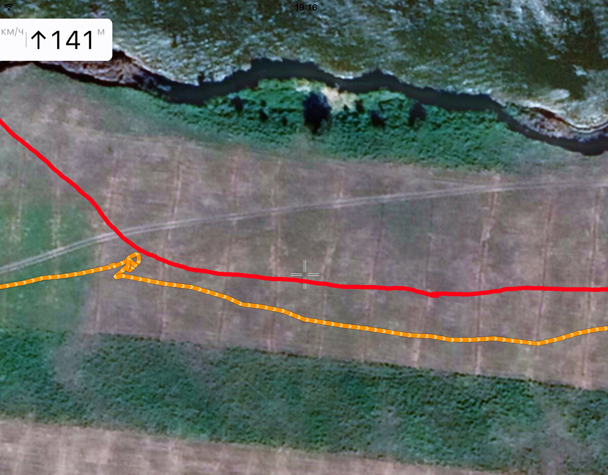 Красным цветом обозначена береговая линия в апреле 2019.