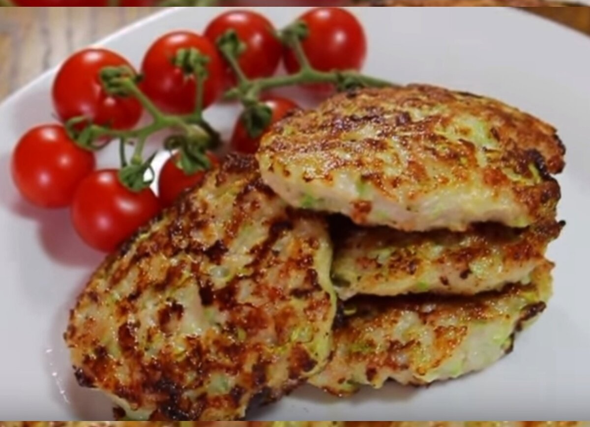 Котлеты из куриного фарша и кабачков.