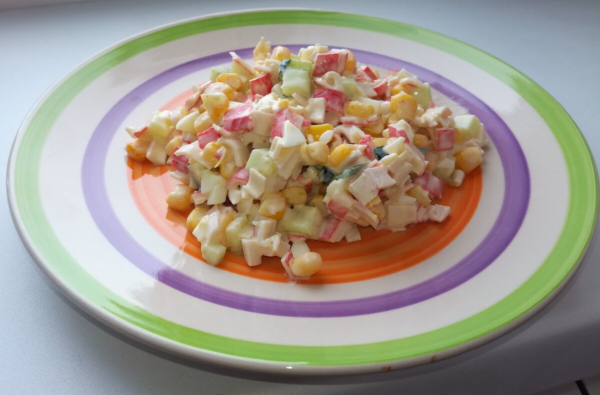 Рецепт салата крабовое мясо кукуруза. Рецепт салата крабовое мясо кукуруза. Крабовый салат с кускусом. Салат с курицей и крабовыми палочками. Рецепт салата крабовое мясо кукуруза.
