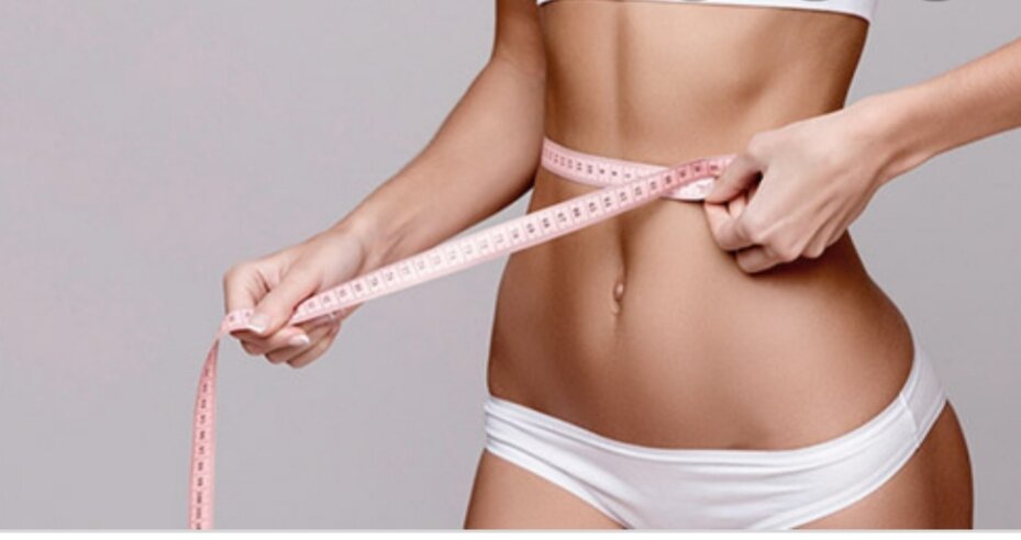 Тонкая талия всегда была признаком женственной и красивой фигуры. К плавным изгибам и изящному переходу от груди к бедрам стремятся многие представительницы прекрасного пола.

В данной статье мы ответим на самые популярные вопросы об этой женской проблемной зоне. Как можно уменьшить талию и что делать, если талия не уменьшается? Какие упражнения для талии можно выполнять, а какие нельзя? А также предложим вам эффективный комплекс упражнений для сжигания жира, уменьшения талии и устранения боков.

Как уменьшить талию и убрать бока

ВСЯ ПРАВДА О ТОМ, КАК УМЕНЬШИТЬ ТАЛИЮ

 
Талия является одной из самых проблемных зон тела для девушек, где очень легко накапливается жир и происходит увеличение объемов. При этом зона талии и боков – это один из тех самых участков тела, который очень тяжело поддается коррекции и который нельзя просто "накачать" многочисленными упражнениями. Более того, есть мнение, что лучше вообще не заниматься спортом и избегать силовых упражнений, чтобы не сделать талию "квадратной".

При повышении веса нередко одной из первых начинает «плыть» как раз талия, появляются бока и так называемые «ушки». Конечно, есть девушки, которые сохраняют талию даже, когда поправляются. Обычно это обладательницы фигуры "груши" и "песочных часов" (или волшебного фотошопа):

Песочные часы

Но чаще всего с повышением процента жира в организме талия сильно увеличивается в объемах, и красивые изгибы пропадают:

Лишний вес

Поэтому первое правило для тех, кто хочет получить узкую талию – это уменьшить общий процент жира в организме. Как это сделать? Очень просто. Начать сбалансировано питаться, сократить количество быстрых углеводов и фастфуда, увеличить активность и физические нагрузки. Иначе говоря, заставить организм расходовать жир, а не копить.

Но как сделать так, чтобы тело начало худеть конкретно в области талии? Сжечь жировые запасы в определенной "проблемной" зоне очень сложно. Какие бы упражнения вы не делали, приготовьтесь к тому, что тело будет худеть целиком. Жир будет таять постепенно на всех участков вашего тела, где-то медленнее, где-то быстрее. Заставить тело уменьшать конкретно зону талии практически нереально.

Итак, как же уменьшить талию и убрать бока:

Питаться с дефицитом калорий и придерживаться правильного питания, чтобы организм начал расщеплять жир.
Выполнять кардио-упражнения для ускорения жиросжигания.
Выполнять упражнения для кора (мышечный корсет), чтобы подтянуть мышцы и смоделировать красивые линии тела.
Правильное питание: с чего начать пошагово

Но большинству людей такой подход к уменьшению талии может показаться слишком банальным. Тем более, когда интернет пестрит такими удобными советами как: «волшебный корсет для талии – просто носите и худейте», «специальная диета для талии на 10 дней», «крутите обруч по 5 минут в день, и через неделю вы уменьшите талию на 10 см». Но мы сразу оговорим, никаких магических методов и волшебных упражнений для талии не существует. Большинство способов, которые предлагаются в интернете, абсолютно бесполезны в вопросе уменьшения талии и устранения боков.

Читайте также:

Топ-20 видео кардио-тренировок для похудения
Фитнес-браслеты для похудения: что это и как выбрать
Талия

КАКИЕ СПОСОБЫ НЕ ПОМОГУТ В УМЕНЬШЕНИИ ТАЛИИ:
1. Обертывания и массажи. Они не помогут вам уменьшить талию. Это бесполезное мероприятие, которое не влияет на процесс жиросжигания, поэтому не стоит тратить на это время. Лучше уделите 30 минут прогулке или ходьбе дома, если хотите ускорить процесс сжигания жира. 

2. Обруч. Вопреки популярному заблуждению обруч не особо эффективен, если вы хотите убрать бока и уменьшить талию. Конечно, крутить обруч – это лучше, чем ничего не делать и лежать на диване. Но если у вас есть немного времени на спорт, то лучше провести качественную кардио-тренировку, чем крутить обруч.

Обруч

3. Корсеты и утягивающие пояса. Еще одно бесполезная вещь, которая не только не поможет вам уменьшить талию, но и нанесет вред здоровью. Корсеты и пояса ограничивают дыхание, уменьшают приток крови к сердцу, оказывают давление на кишечник и ухудшают пищеварение. При этом талию с помощью корсета вы не уменьшите, только в одежде визуально скроете недостатки.

Пояс для талии: вред

4. Специальные диеты для уменьшения талии. Не существует никаких специальных диет, волшебных продуктов и напитков для уменьшения талии. Если вы прочитали про какое-то уникальное сочетание продуктов, благодаря которому вы сможете уменьшить талию, то помните – это неправда.

5. Обертывания пленками и термопоясами во время тренировок. Это еще одна вредная для здоровья вещь и абсолютно бесполезное занятие для тех, кто уменьшить талию. Вы не похудеете, а вот получить обезвоживание и серьезную нагрузку на сердце вполне можете.

Оборачивания пленками и термопоясами во время кардио-тренировок

6. Специальные упражнения для талии. Как таковых упражнений для талии не существуют. Есть упражнения, которые помогают проработать косые мышцы живота и укрепить мышечный корсет. И есть кардио-упражнения, которые помогают ускорить жиросжигание. В комплексе они могут дать желаемый результат. Но это не работает таким образом, что вы неделю делаете условные наклоны и скручивания и тем самым уменьшаете талию.

Хотя один легкий способ для визуального уменьшения талии мы все-таки порекомендовать можем. Это корректирующее белье. Оно не уменьшит жировые отложения и объемы талии, но скрыть недостатки, когда вы в одежде, все-таки поможет. Правда, на пляже такой способ не сработает.

Корректирующее белье

ПОЧЕМУ НЕ ПОЛУЧАЕТСЯ УМЕНЬШИТЬ ТАЛИЮ?
Но даже правильное питание и регулярные тренировки могут не помочь уменьшить талию. Почему это происходит? Давайте разберем все возможные причины, почему у вас не получается уменьшить талию.

1. Ваш тип фигуры – прямоугольник. При данном типе фигуры талии либо нет совсем, либо она едва выражена. Тип фигуры определяется генетическими факторами, и это практически невозможно изменить. Наиболее выраженная талия у «песочных часов» и «груш». Меньше повезло «яблоку» и «обратному треугольнику».

Как уменьшить талию

2. Вы не соблюдаете режим питания. Даже регулярные тренировки не помогут вам потратить запасы подкожного жира. Процесс жиросжигания наступает только при дефиците калорий, когда вы едите меньше, чем организм способен переработать в энергию. Все непотраченные калории откладывается в жир, который и скрывают вашу талию.

3. У вас диастаз прямой мышцы живота, который часто случается после родов. Как результат, зона талии может немного «поплыть». При диастазе полезно практиковать упражнение вакуум, которое помогает устранить расхождение мышц.

Диастаз

4. Причиной могут быть особенность формы грудной клетки, которая и делает талию немного объемной. Регулярные тренировки и правильное питание улучшат композицию вашего тела, но не факт, что талия в итоге будет тонкой.

Талия

5. Вы очень много внимания уделяете косым мышцам живота. В целом, планки, скручивания, наклоны, повороты без отягощений не окажут негативного влияния на вашу талию и не увеличат мышцы в объемах (конечно, если вы не занимаетесь этими упражнениями каждый день по часу). А вот наклоны и повороты с гантелями, штангами, блинами могут привести мышцы в тонус и придать объем вашей талии.

Упражнения для талии

6. Вы занимаетесь силовыми тренировками с большими весами. Даже если вы не выполняете упражнения конкретно для косых мышц живота, они участвуют во многих силовых упражнений для рук, спины, ног, ягодиц. Регулярные силовые тренировки делают ваше тело спортивным и подтянутым, но талия может пострадать.

У каждого человека свои особенные уникальные формы. И не существует таких людей, которые были бы на 100% довольны своим телом. Если вам не дана от природы узкая талия – ничего страшного. Для улучшения контуров и обретения женственных форм «песочных часов» вы можете поработать над мышцами плеч, бедер и ягодиц. Это поможет улучшить общую композицию тела.

УПРАЖНЕНИЯ ДЛЯ ТАЛИИ: ГОТОВЫЙ ПЛАН ТРЕНИРОВОК

 
Предлагаем вам готовый комплекс упражнений для талии, благодаря которому вы сможете эффективно поработать над областью живота и убрать бока. Но приготовьтесь к тому, чтобы тренироваться очень интенсивно, а не просто выполнять скручивания на коврике. Цель данного комплекса упражнений для талии не просто укрепить мышцы и подтянуть талию, но и сжечь жировую прослойку.

Конечно, достигнуть локального похудения в определенной зоне тела очень тяжело. Однако когда мы делаем упражнения на «проблемную зону», мы увеличиваем кровообращение в этой области и, как следствие, ускоряем жиросжигание. Но это достигается только при выполнении интервальных кардио-упражнений, благодаря которым в организме происходит повышение гормонов с липолитической способностью. Ну и конечно, важен общий процесс жиросжигания во всем организме, т.е. соблюдение дефицита калорий.

Предлагаем вам такую схему упражнений для талии: 4 раунда, в которых чередуются кардио-упражнения и упражнения для мышечного корсета. Именно такой подход к тренировкам поможет вам поработать над животом и талией наиболее эффективно. Причем важно работать не только над прямой мышцей пресса и косыми мышцами, но и над мышцами спины, т.е. над всем мышечным корсетом в целом.

Выполняйте предложенный комплекс упражнений для талии только в кроссовках и всегда начинайте занятие с разминки и заминки (5-10 минут перед началом и перед завершением занятия). Обязательно посмотрите:

Готовая разминка перед тренировкой в картинках
Готовая растяжка после тренировки в картинках
Сначала будет дана схема выполнения для разных уровней подготовки: для начинающих, для среднего уровня и для продвинутых. Затем мы перечислим общий состав упражнений для талии в каждом круге. Вы можете увеличить или уменьшить время выполнения тренировки, изменив состав и продолжительность упражнений для талии.

Как уменьшить талию

ПЛАН ВЫПОЛНЕНИЯ КОМПЛЕКСА УПРАЖНЕНИЙ ДЛЯ ТАЛИИ
Предложенные упражнения для талии необходимо выполнять определенное время, поэтому приготовьте таймер (используйте мобильный телефон, например). Выберите план выполнения упражнений для талии в зависимости от вашего уровня подготовки. Если вы не знаете свой уровень готовности, начните с варианта для начинающих.

Тренировка для начинающих:

Первый и третий раунд: каждое упражнение выполняем 20 секунд, затем 20 секунд отдых, раунд повторяется 1 раз.
Второй и четвертый раунд: каждое упражнение выполняем 30 секунд, затем 15 секунд отдых, раунд повторяется 1 раз.
Между раундами отдых 1 минута.
Общее время тренировки: около 20 минут
Если вам тяжело выдержать все 4 раунда, можете выполнить только первый и второй раунды.
Тренировка для среднего уровня:

Первый и третий раунд: каждое упражнение выполняем 40 секунд, затем 20 секунд отдых, раунд повторяется 1 раз.
Второй и четвертый раунд: каждое упражнение выполняем 40 секунд, затем 20 секунд отдых, раунд повторяется в 1 круг.
Между раундами отдых 1 минута
Общее время тренировки 25 минут
Тренировка для продвинутого уровня:

Первый и третий раунд: каждое упражнение выполняем 40 секунд, затем 20 секунд отдых, раунд повторяется в 2 круга.
Второй и четвертый раунд: каждое упражнение выполняем 50 секунд, затем 10 секунд отдых, раунд повторяется в 1 круг.
Между раундами отдых 1 минута
Общее время тренировки 35 минут
* Не забывайте выполнять упражнения на правую и левую сторону по необходимости.

Первый раунд: кардио-упражнения

1. Бег на месте

Бег на месте

2. Подтягивание колен

Подтягивание колен

3. Горизонтальный бег

Горизонтальный бег

4. Конькобежец

Конькобежец

5. Прыжки с разведением рук и ног

Прыжки с разведением рук и ног

Второй раунд: упражнения на полу для кора

1. Подъем рук и ног на четвереньках

Подъем рук и ног на четвереньках

2. Повороты в сторону

Повороты в сторону

3. Подъем ноги стоя на колене

Подъем ноги стоя на колене

4. Повороты бедрами в планке на локтях

Повороты бедрами в планке на локтях

Третий раунд: кардио-упражнения

1. Ножницы

Ножницы

2. Прыжки в планке с разведением ног

Прыжки в планке с разведением ног

3. Удар ногой вбок с касанием пола

Удар ногой вбок с касанием пола

4. Боковые прыжки

Боковые прыжки

5. Бег с высоким подъемом колен

Бег с высоким подъемом колен

Четвертый раунд: упражнения на полу для кора

1. Повороты в сторону полусидя

Повороты в сторону полусидя

2. Плавание

Плавание

3. Велосипед

Велосипед

4. Поворот корпуса в боковой планке

Поворот корпуса в планке

За гифки спасибо youtube-каналам: mfit, The Live Fit Girl, FitnessType, Linda Wooldridge.

Если вам не подходят кардио-упражнения с прыжками, то посмотрите нашу подборку низкоударных кардио-упражнений без прыжков. Помните, что выполнение упражнений для талии на полу без кардио-нагрузки будет малоэффективно, если вы хотите уменьшить талию и бока.

ВЫВОДЫ О ТОМ, КАК УМЕНЬШИТЬ ТАЛИЮ
Давайте подведем итоги, и еще раз отметим главные тезисы о том, как уменьшить талию:

Питайтесь с дефицитом калорий (ешьте меньше, чем организм способен потратить) и старайтесь придерживаться принципов правильного питания.
Выполняйте кардио-тренировки для повышения расхода калорий и усиления жиросжигания.
Укрепляйте мышечный корсет, но не увлекайтесь упражнениями для косых мышц (особенно с гантелями и штангой).
Не тратьте время на бесполезные "хитрости" (корсеты, массажи, обертывания, пленки и т.д.), лучше направьте энергию на повышение физических нагрузок.
Вместо обруча выполните кардио-тренировку, прогулку или любую другую активность.
Узкой талии может не быть из-за особенностей конституции тела, на которые практически невозможно повлиять.
Если у вас нет талии от природы, но вы очень хотите получить красивые контуры, тогда работайте над увеличением мышц ягодиц, бедер и плеч для более выразительных изгибов и улучшения композиции тела.
Следуя предложенному плану упражнений для талии, вы не только избавитесь от боков, но и подтяните живот и избавитесь от лишнего веса. Начните работать над совершенством вашего тела уже сегодня!

Рекомендуем прочитать:

Топ-50 упражнений для ягодиц в домашних условиях + готовый план
Табата-тренировки: 10 готовых планов упражнений для похудения
Топ-12 кардио-тренировок от FitnessBlender с акцентом на живот и талию
 Для похудения , Живот