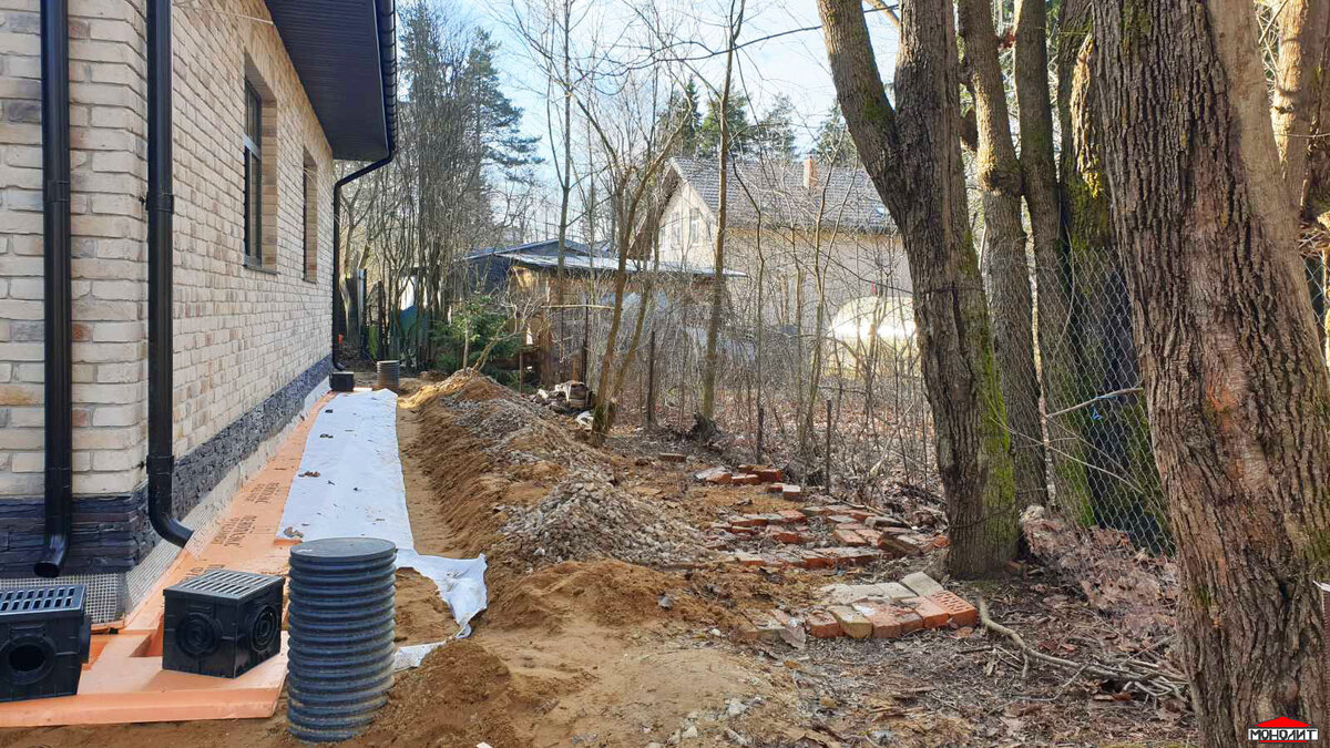Начало работ по устройству отмостки в загородном доме в Зеленогорске Ленинградской области